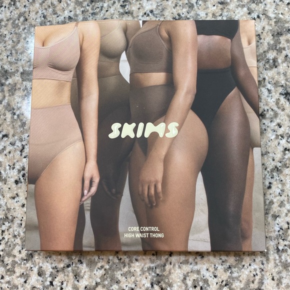 SKIMS Thong - Picture 3 of 4